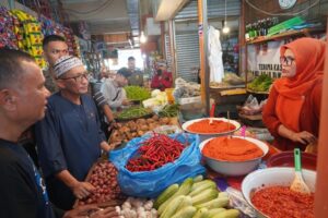 Wali Kota Padang, Hendri Septa meninjau harga kebutuhan pokok di Pasar Raya jelang Idul Fitri 1445 Hijriah. (Foto: Dok. Prokopim)