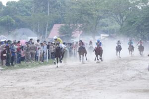 Pacu kuda di Kota Payakumbuh ramai dikunjungi pada Minggu (14/4/2024) lalu. (Foto: Dok. Adpim Sumbar)