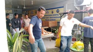 Polisi mengevakuasi jasad seorang pria lanjut usia (lansia) bernama Amril (62) yang ditemukan meninggal tertelungkup di rumahnya kawasan Parupuk Tabing, Kecamatan Koto Tangah pada Rabu (17/4/2024) pagi. (Foto: Dok. Polresta Padang)