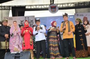 Festival Muaro Padang 2024 resmi ditutup pada Minggu (21/4/2024) sore. Penampilan Fauzana menghibur para pengunjung. (Foto: Dok. Prokopim)