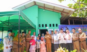 Wali Kota Padang, Hendri Septa meresmikan rumah seorang mualaf, Almarhum Benny Zalukhu yang mendapatkan program Semata Jilid IV dari Pemko Padang, Senin (22/4/2024) siang. (Foto: Dok. Prokopim)