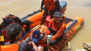 Evakuasi jasad seorang pemuda bernama Irvander Romiro (20) yang meninggal dunia usai terseret arus sungai saat hendak pergi ke ladang. Ia ditemukan pada Selasa (23/4/2024) siang. (Foto: Dok, Basarnas)