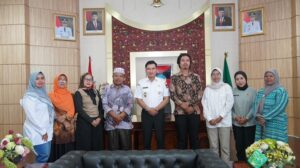 Wakil Wali Kota (Wawako) Padang, Ekos Albar menerima audiensi dari Forum Masyarakat Peduli Lingkungan (FMPL) pada Rabu (24/4/2024) siang. (Foto: Dok. Prokopim)