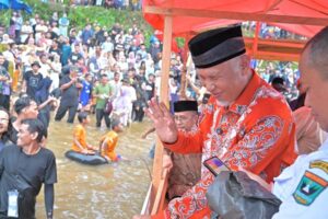 Gubernur Sumatera Barat (Sumbar), Mahyeldi pada iven Alek Bakajang yang dilaksanakan di Kabupaten Limapuluh Kota beberapa waktu lalu. (Foto: Dok. Adpim)