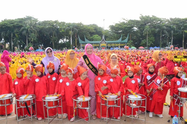 Ribuan murid TK se-Kota Padang menari massal di RTH Imam Bonjol, Kamis (25/4/2024) pagi. (Foto: Dok. Prokopim)