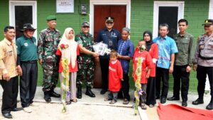 Bantuan bedah rumah dari program TMMD-Semen Padang untuk warga di Sijunjung. (dok. istimewa)
