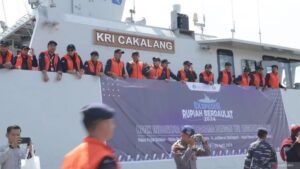 KRI Cakalang bersandar di Dermaga Teluk Bayur bersiap berlayar dalam rangka Ekspedisi Rupiah Berdaulat 19 hingga 25 April 2024 di Padang, Jumat (19/4/2024). (dok. ANTARA/Muhammad Zulfikar)