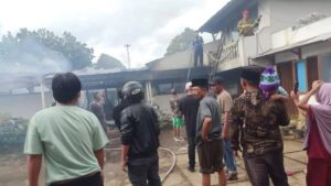 Warga dan petugas pemadam kebakaran Kabupaten Agam berusaha memadamkan api di salah satu rumah. Satu anak menjadi korban dari musibah yang terjadi di momen Lebaran 2024 itu (Antara/HO-Dokumen Pribadi)