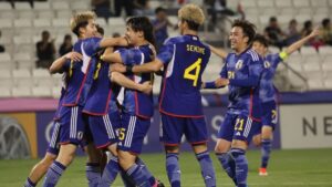 Para pemain timnas Jepang merayakan golnya pada pertandingan melawan Uni Emirat Arab dalam Grup B Piala Asia U23 2024 di Stadion Jassim Bin Hamad, Doha, Qatar, pada 19 April 2024. (AFP/KARIM JAAFAR)