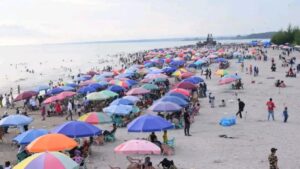 Wisatawan sedang menikmati liburan di Pantai Gandoriah, Kota Pariaman, Sumbar saat pelaksanaan kegiatan wisata Piaman Barayo pada Libur Lebaran 2024. (Antara/HO-Diskominfo Pariaman)