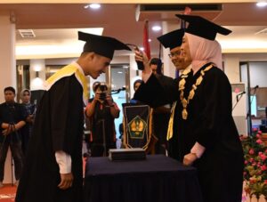 Rektor Universitas Bung Hatta, Prof Diana Kartika mewisuda 832 mahasiswa di edisi ke-81. (Foto: Dok. UBH)