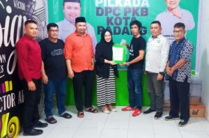 Sekretaris desk DPC PKB Kota Padang, Ryan Syair saat menerima pendaftaran Bakal Calon Wali Kota Padang Sovia Lorent. (Foto: Dok. Istimewa)
