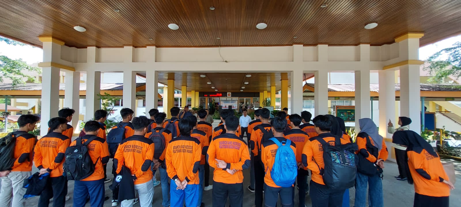 Direktur Politeknik Negeri Padang, Surfa Yondri bersama jajaran melepas tim kemanusiaan ke lokasi terdampak bencana banjir bandang lahar dingin Gunung Marapi pada Senin (13/5/2024) siang. (Foto: Dok. PNP)