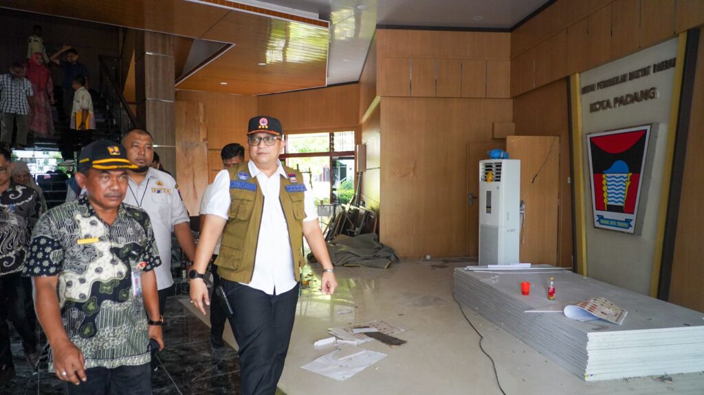 Pelaksana Harian (Plh) Wali Kota Padang, Andree Harmadi Algamar (kanan) meninjau perbaikan bekas Gedung DPRD Kota Padang yang diproyeksikan jadi Kantor Bapenda dan Inspektorat. (Foto: Dok. Prokopim)
