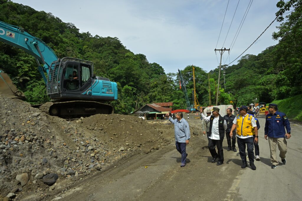 Gubernur Sumbar, Mahyeldi dan jajaran beserta BPJN meninjau progres perbaikan jalan nasional di Lembah Anai yang hancur usai banjir bandang lahar dingin yang terjadi pada Sabtu (11/5/2024) lalu. Diprediksi, jalan tersebut baru bisa dilintasi pada 21 Juli 2024. (Foto: Dok. Adpim)