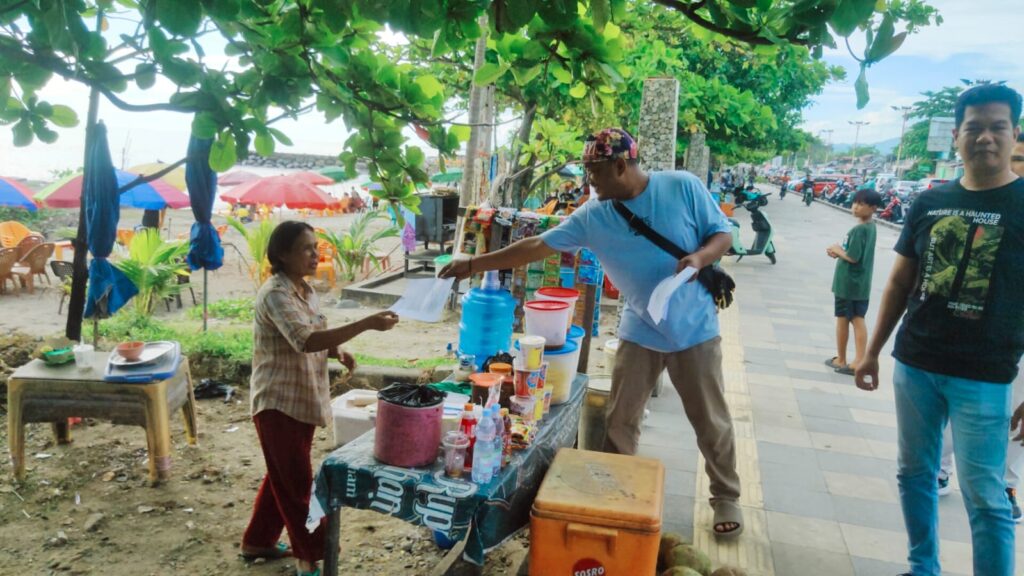 Dinas Pariwisata (Dispar) Kota Padang menyurati seluruh pedagang yang berjualan di bibir Pantai Padang untuk tidak berjualan dan beraktivitas di kawasan yang dilarang. (Foto: Dok. Dispar)