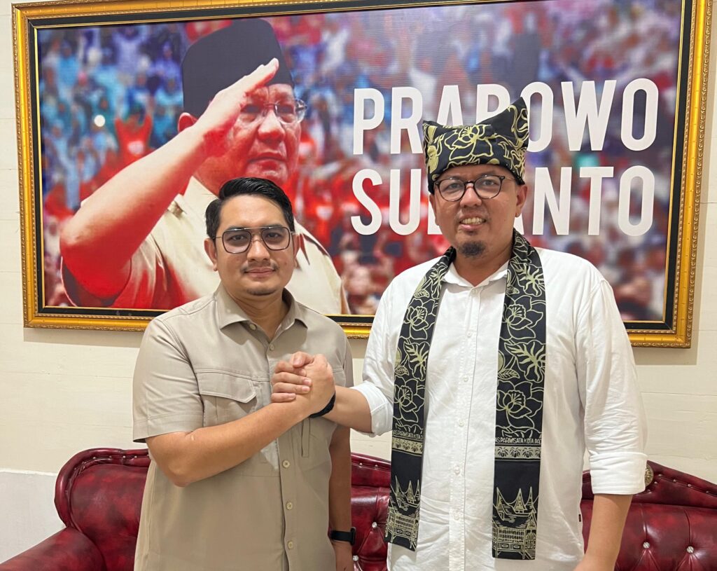 Tokoh Muda Minang, M Reza Ikhwan dan Bakal Calon Wali Kota Padang, Braditi Moulevey. (Foto: Dok. Pribadi)