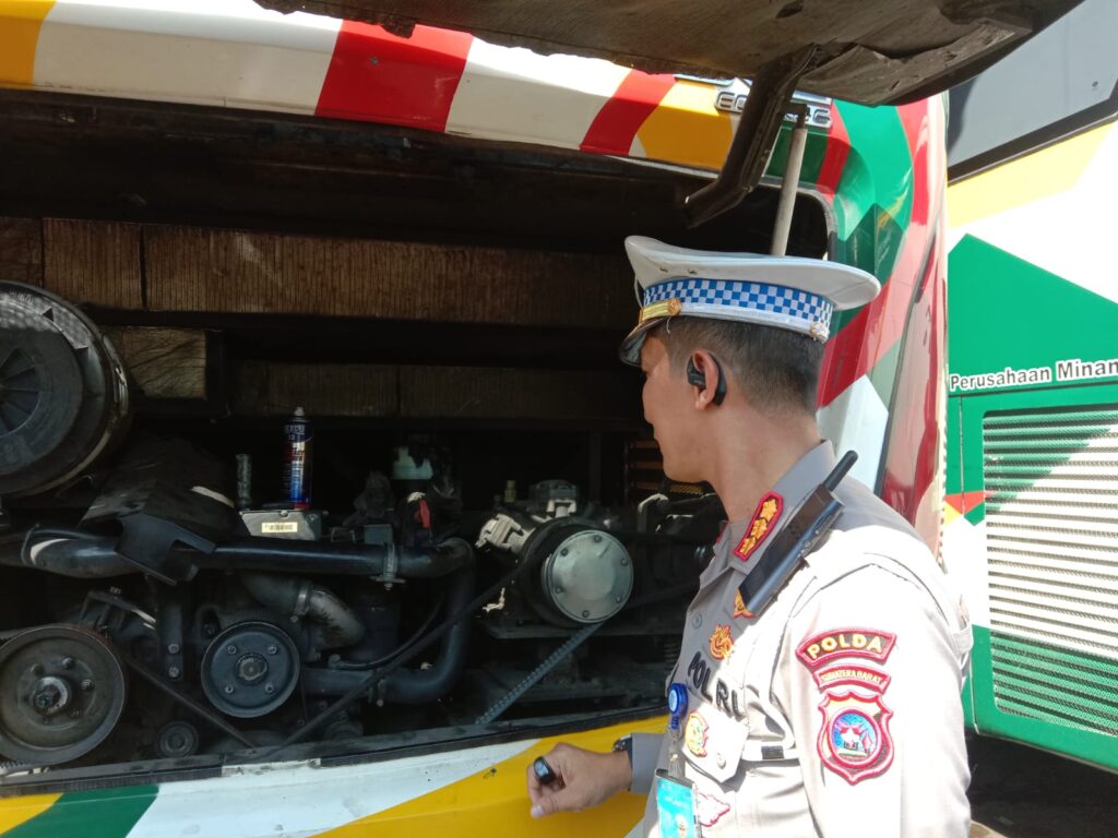 Dirlantas Polda Sumbar, Kombes Dwi Nur Setiawan mengecek kondisi mesin salah satu bus PO NPM pada Selasa (28/5/2024) siang. (Foto: Dok. Radarsumbar.com)