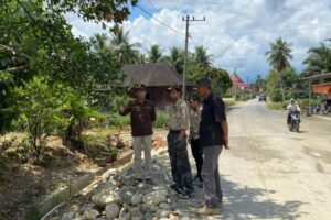 Wakil Bupati Pasaman Barat, Risnawanto (kiri) saat meninjau pembangunan jalan di Kecamatan Ranah Batahan dari anggaran Dana Bagi Hasil (DBH) sawit, Jumat (10/5/2024) siang. (Foto: Dok. Antara/Altas Maulana)