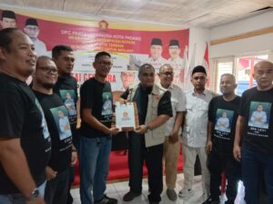 Bakal Calon Wali Kota Padang, Braditi Moulevey mengambil formulir pendaftaran ke DPC Partai Gerindra pada Senin (13/5/2024) siang. (Foto: Dok. Radarsumbar.com)