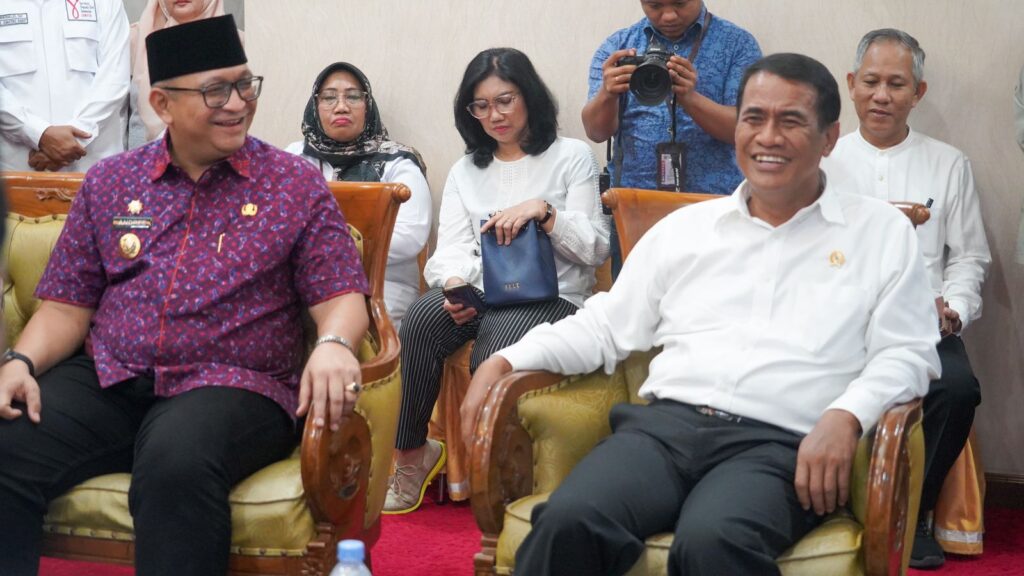 Penjabat Wali Kota (Pj Wako) Padang, Andree Harmadi Algamar menyambut kedatangan Menteri Pertanian (Mentan), Amran Sulaiman yang berkunjung ke Sumatera Barat (Sumbar) pada Sabtu (18/5/2024) pagi. (Foto: Dok. Prokopim)