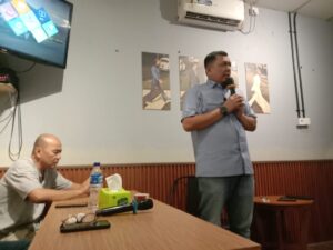 Bakal Calon Wali Kota (Bacawako) Padang, Braditi Moulevey bertemu dengan lintas generasi KNPI pada Jumat (17/5/2024) malam. (Foto: Dok. Radarsumbar.com)
