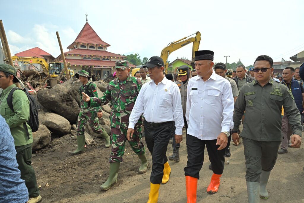 Gubernur Sumbar, Mahyeldi mendampingi Mentan, Andi Amran Sulaiman meninjau lokasi terdampak banjir bandang lahar dingin Marapi, Sabtu (18/5/2024) siang. (Foto: Dok. Adpim)