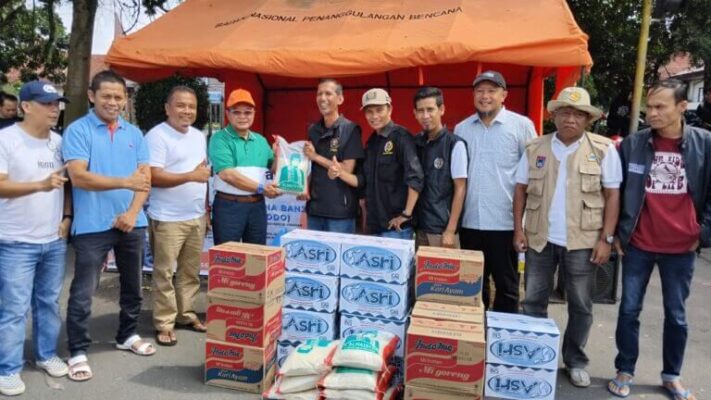 Almaisyar Datuak Bangso Dirajo menyerahkan bantuan untuk korban banjir bandang lahar dingin Marapi. (Foto: Dok. Istimewa)