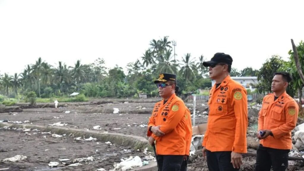 Kepala Basarnas Kusworo (kiri) didampingi Direktur Operasi Basarnas Edy Prakoso meninjau langsung lokasi terdampak bencana banjir lahar dingin Gunung Marapi di Kabupaten Tanahdatar, Sumatera Barat, Selasa (21/5/2024) siang. (Foto: Dok. Basarnas)