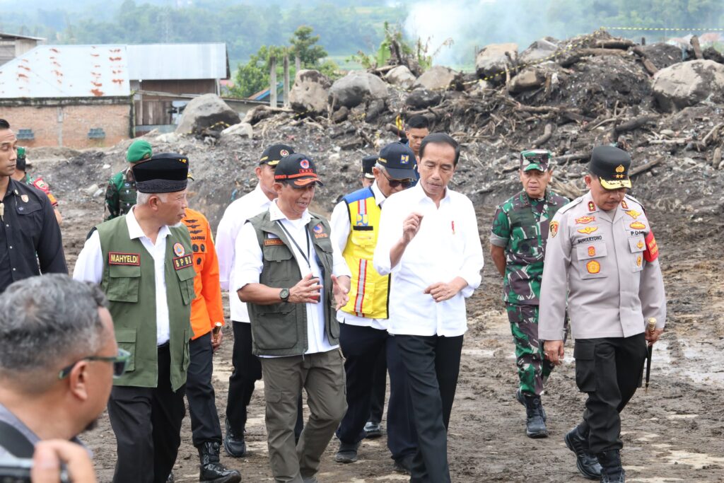 Kepala BNPB Letjen Suharyanto, mendampingi Presiden Joko Widodo saat meninjau lokasi terdampak banjir bandang lahar dingin Marapi di Nagari Bukit Batabuah, Kabupaten Agam, Sumatera Barat pada Selasa (21/5/2024) siang. (Foto: Dok. BNPB)