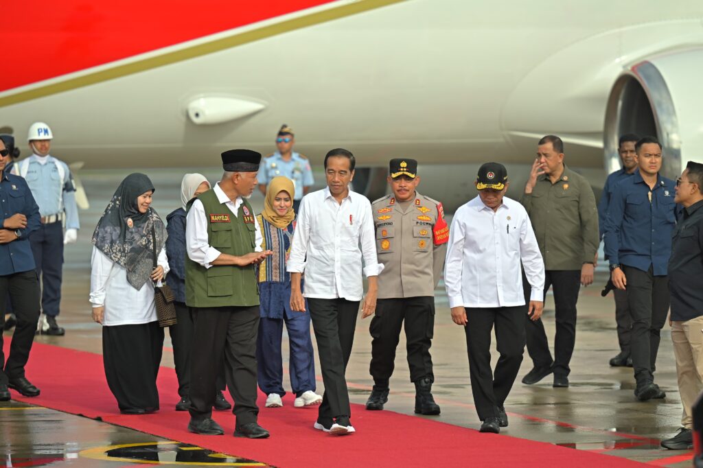Gubernur Sumbar, Mahyeldi menyambut kedatangan Presiden Joko Widodo untuk meninjau lokasi terdampak banjir bandang lahar dingin. (Foto: Dok. Adpim)