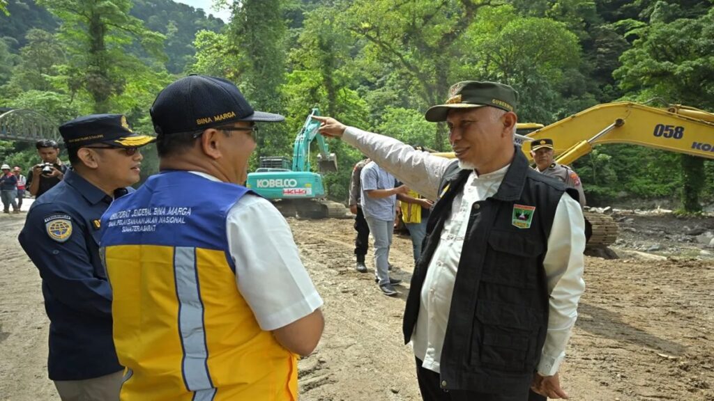 Gubernur Sumbar, Mahyeldi tinjau perbaikan jalan nasional yang terban akibat banjir di Lembah Anai. ANTARA/HO-Biro Adpim Sumbar