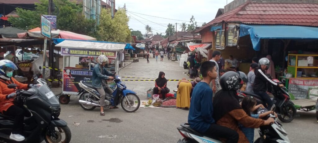 Jalan di samping Pasar Lubuk Buaya Padang selesai diperbaiki dan sudah bisa dilintasi masyarakat serta pengendara motor. (Foto: Dok. Dinas PUPR Padang)