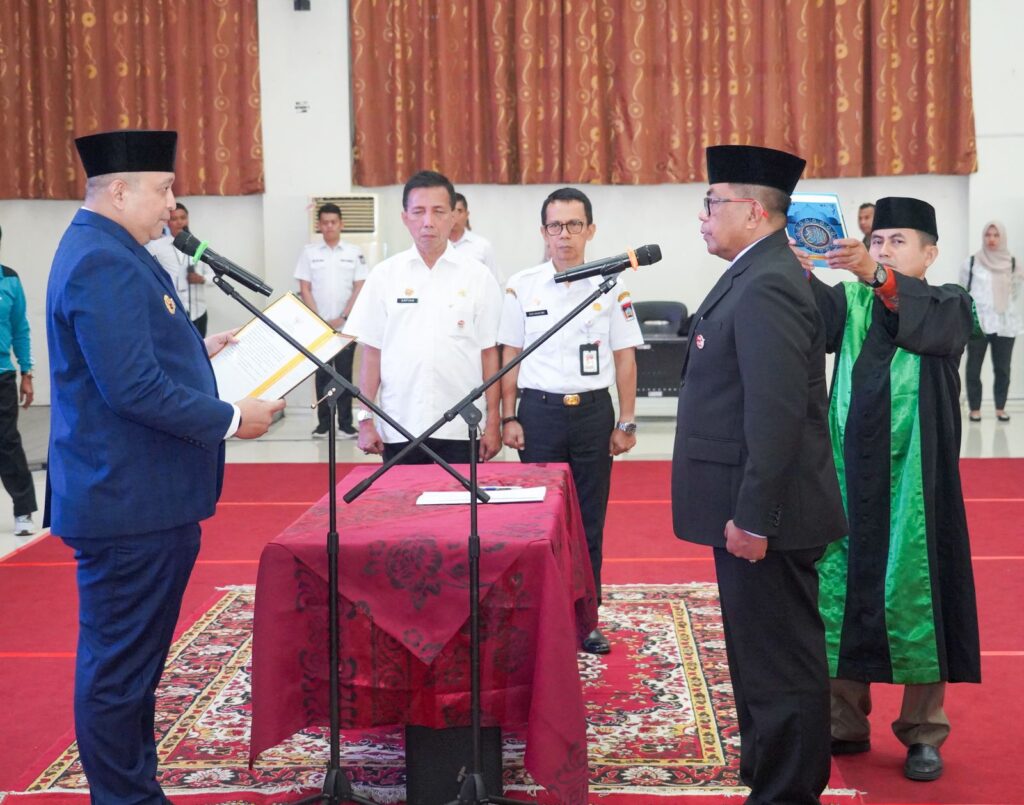 Pj Wali Kota Padang, Andree Harmadi Algamar melantik Sekretaris Daerah (Sekda) sementara hingga Kepala Daerah terpilih hasil Pilkada 2024 terpilih. (Foto: Dok. Prokopim)