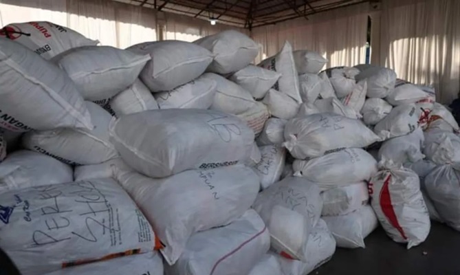 Bantuan baju bekas untuk korban banjir bandang di Tanah Datar menumpuk. (Foto: Dok. Antara/Etri Saputra)