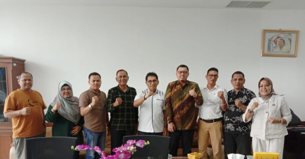 Bakal Calon Wali Kota (Bacawako) Braditi Moulevey bertemu dengan anggota DPRD Kota Padang fraksi Partai Gerindra pada Senin (20/5/2024) siang. (Foto: Dok. Radarsumbar.com)