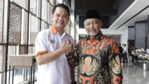 Reido Deskumar bersama Presiden PKS Ahmad Syaiqu. Dia diminta maju di Pilkada Agam 2024. (dok. istimewa)