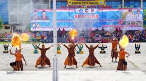 Pertunjukan tari kolosal pada peringatan Hardiknas dan Hari Otda di Kota Padang, Kamis (2/5/2024) pagi. (Foto: Dok. Prokopim)