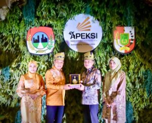 Wakil Wali Kota (Wawako) Padang, Ekos Albar didampingi istri (kanan) bersama Pj Wali Kota Pekanbaru, Muflihun dan istri (kiri) dalam Raker Apeksi. (Foto: Dok. Prokopim)