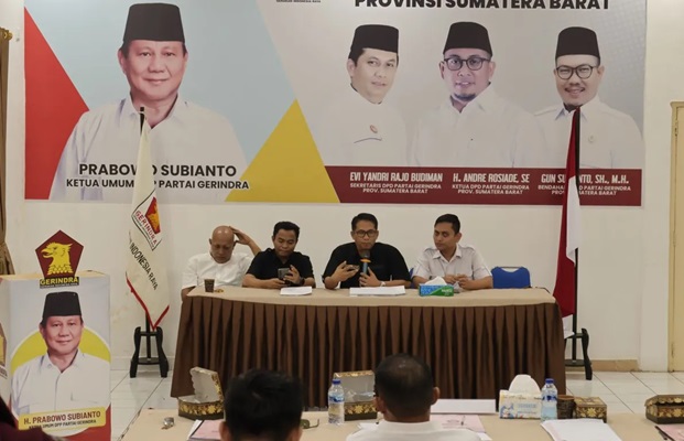 Sekretaris Tim Panitia Seleksi Pilkada Sumatera Barat DPD Gerindra Sumbar, Hidayat (dua dari kiri) saat konferensi pers di Padang, Senin (3/6/2024) sore. (Foto: Dok. ANTARA/Muhammad Zulfikar)