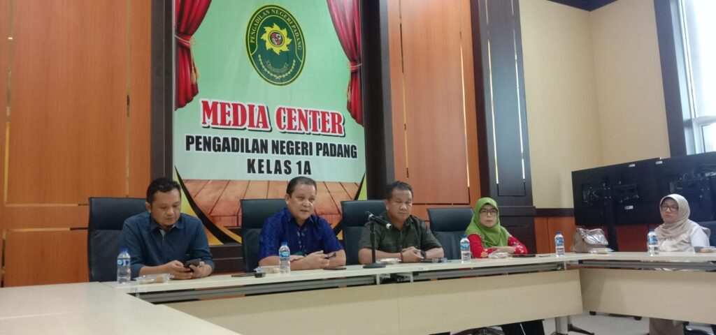 Keterangan pers PN Kelas IA Padang terkait oknum hakim yang diduga melakukan pengancaman terhadap aktivitas perempuan dan pengacara dari LBH Padang, Sabtu (8/6/2024) sore. (Foto: Dok. Radarsumbar.com)