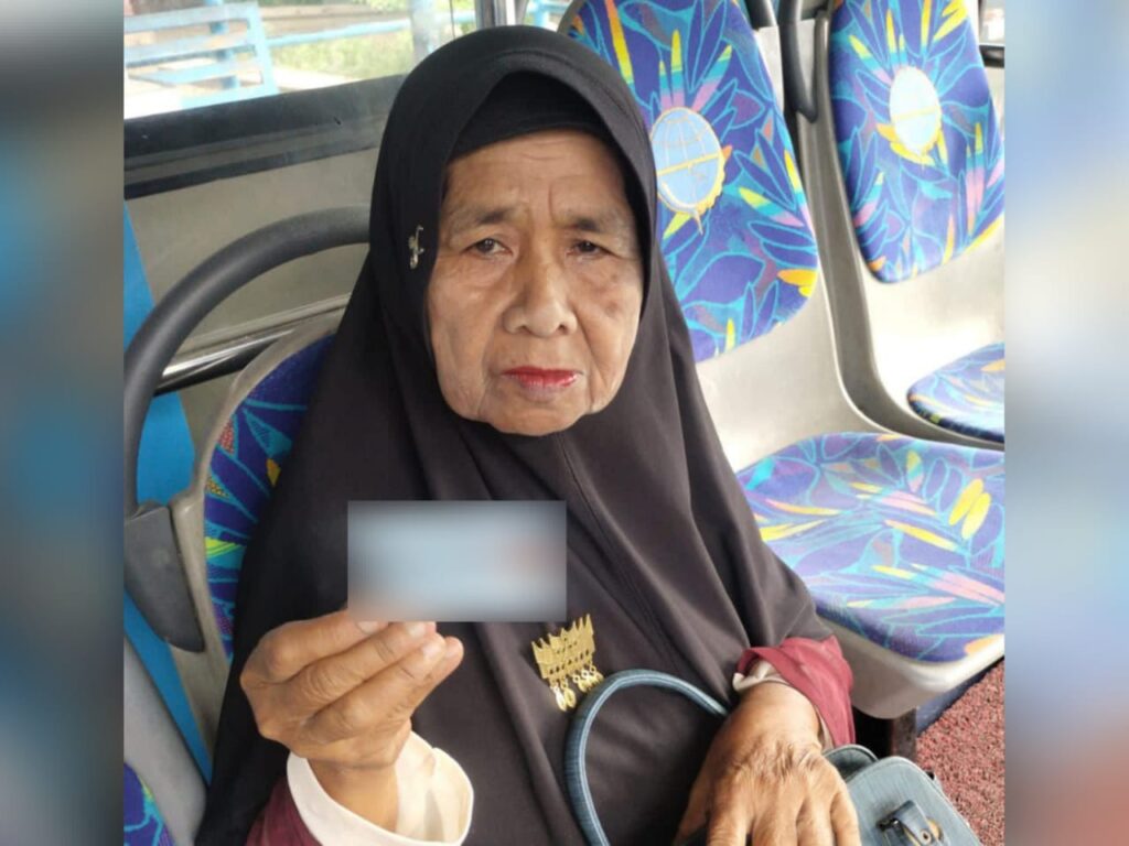 Salah satu lansia yang naik Trans Padang pada saat program gratis naik Trans Padang untuk lansia diberlakukan Pemko Padang. (Foto: Dok. Perumda PSM)