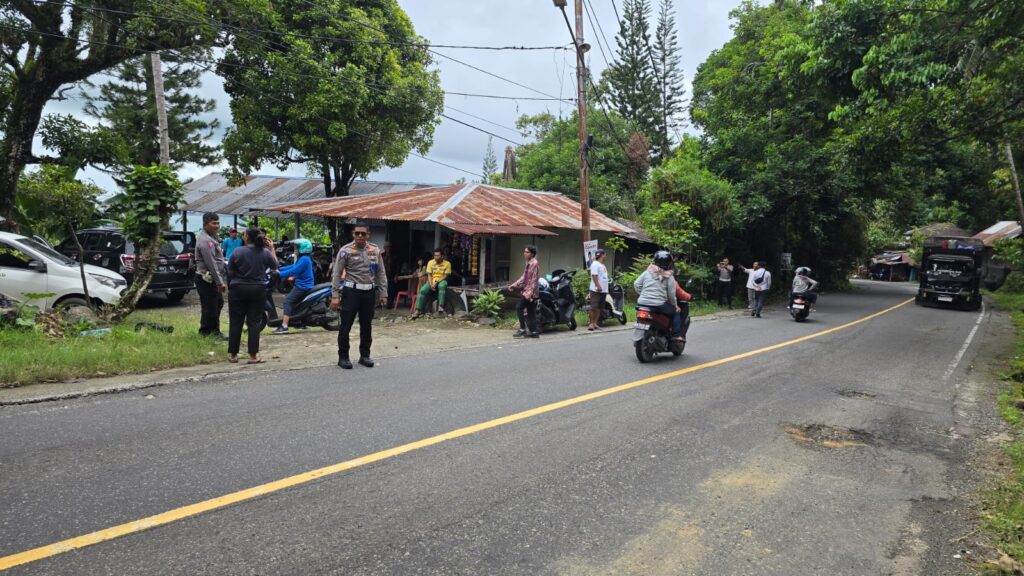 Lokasi kecelakaan antara mobil dan motor di Jalan Lintas Padang-Painan pada Jumat (21/6/2024) siang. (Foto: Dok. Polresta Padang)