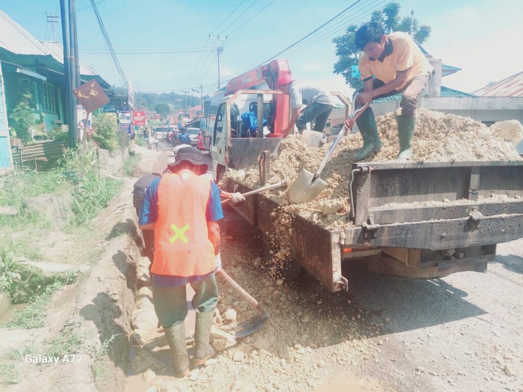 Perbaikan jalan Padang Lua-Malalak yang rusak sejak jadi jalur alternatif pasca jalan Lembah Anai rusak usai dihantam banjir bandang lahar dingin Marapi. (Foto: Dok. BMCKTR Sumbar)