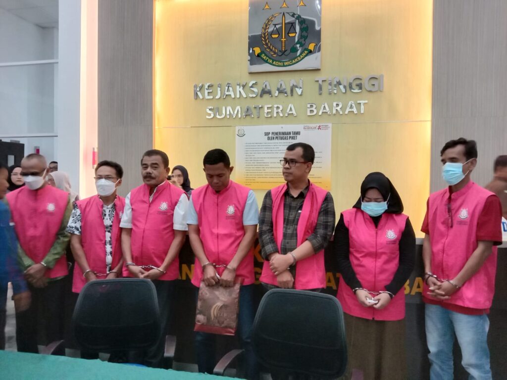 Tujuh dari delapan tersangka kasus dugaan korupsi yang terjadi di Dinas Pendidikan (Disdik) Sumatera Barat (Sumbar) resmi ditahan penyidik Kejati Sumbar, Kamis (6/6/2024) sore. (Foto: Dok. Radarsumbar.com)