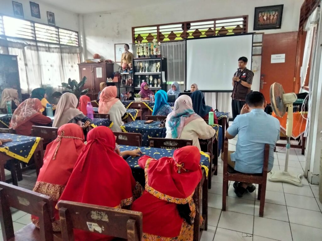 BPBD Kota Padang memberikan pengarahan dan materi terkait mitigasi bencana ke sekolah yang berada di zona merah. (Foto: Dok. Pusdalops PB)