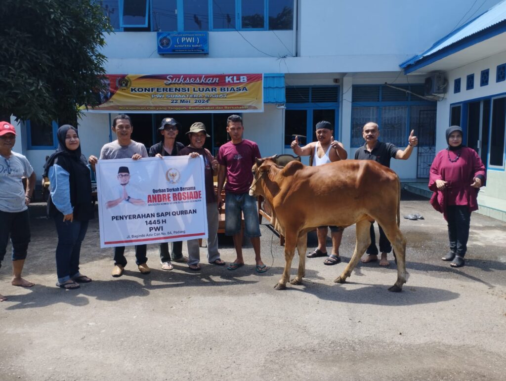 Anggota DPR RI asal Sumbar, H Andre Rosiade menyerahkan bantuan hewan kurban Idul Adha 1445 Hijriah kepada Persatuan Wartawan Indonesia (PWI) di provinsi tersebut, Sabtu (15/6/2024) siang. (Foto: Dok. Tim AR)
