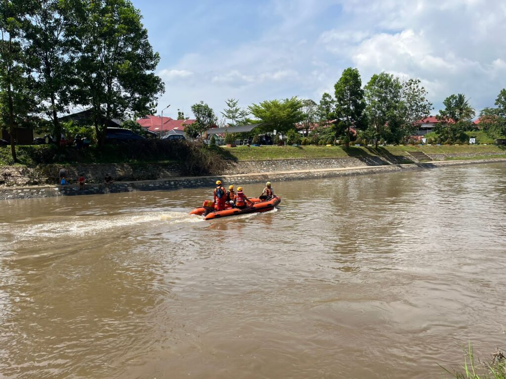 Tim SAR Gabungan mencari keberadaan seorang pemuda yang dilaporkan hilang di Sungai Batang Agam, Kota Payakumbuh pada Selasa (18/6/2024) pagi. (Foto: Dok. Basarnas)