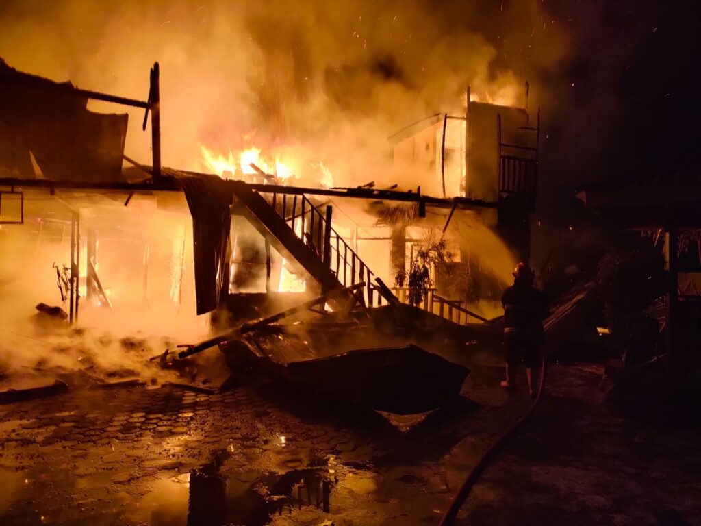 Kebakaran satu bangunan di kawasan Dadok Tunggul Hitam pada Jumat (28/6/2024) dini hari. (Foto: Dok. Dinas Damkar Padang)