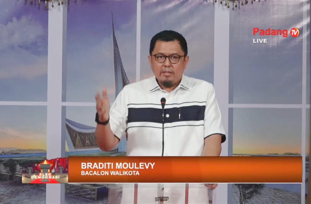 Bakal Calon Wali Kota (Bacawako) Padang, Braditi Moulevey dalam program Alek Demokrasi. (Foto: Dok. YouTube Padang TV)